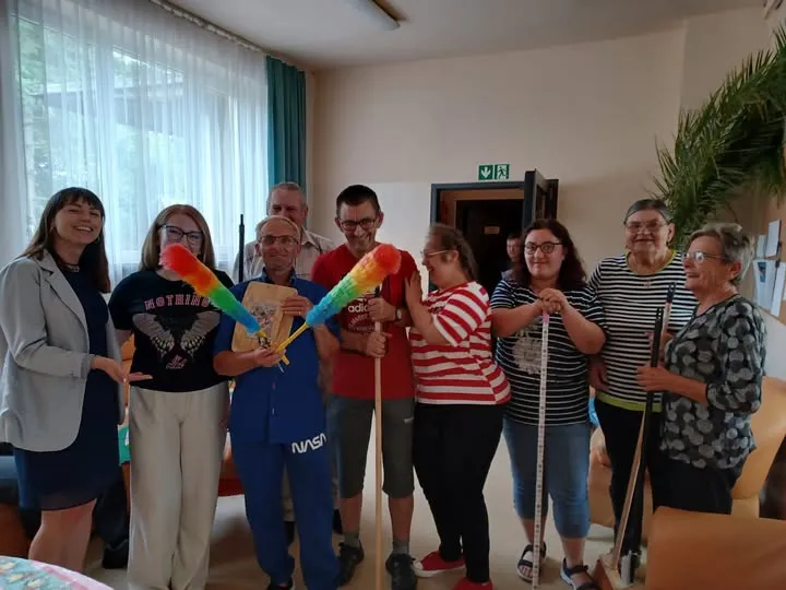 Podopieczni przed sprzątaniem