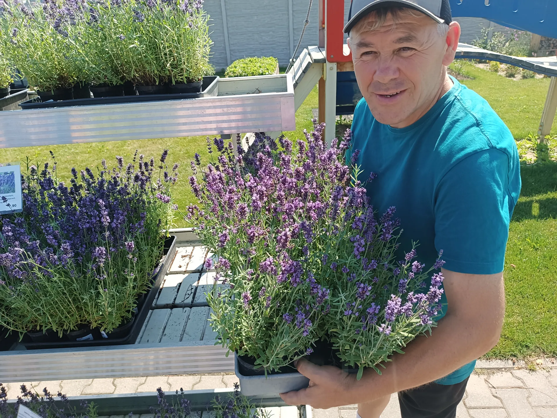 Podopieczny trzymający kwiaty