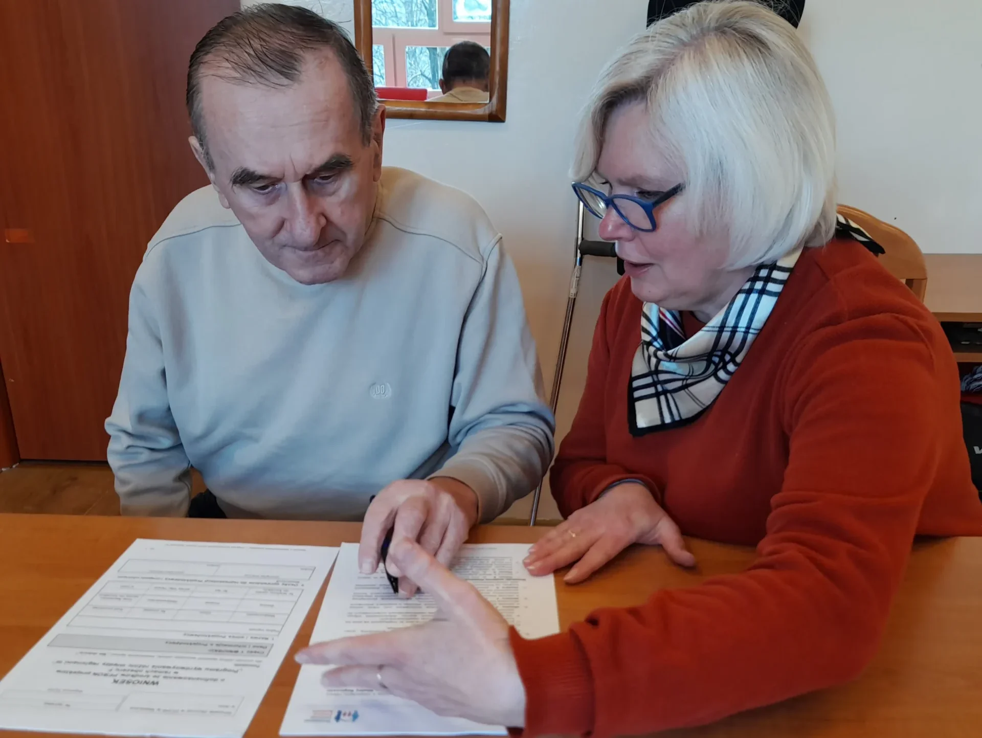 Podopieczny wypełniający dokumenty