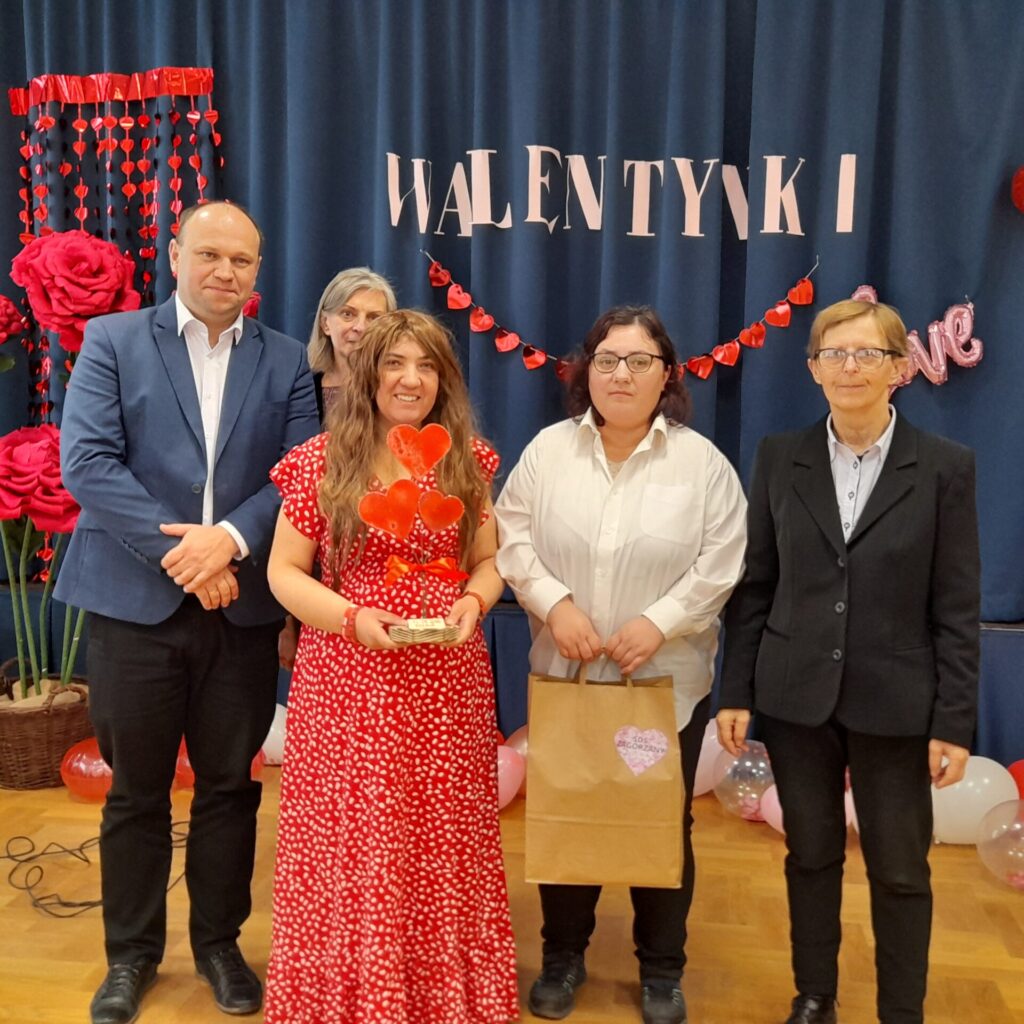 Podopieczne występujące podczas przeglądu odbierają upominki