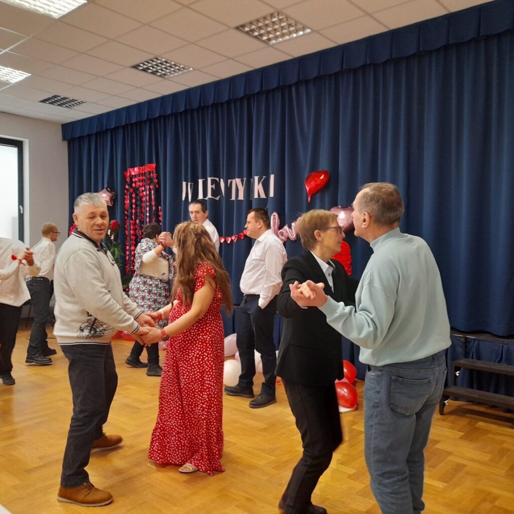 Tańcząca grupa podopiecznych