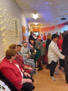 podopieczni tańczą razem z występującymi uczestnikami Chóru "Złota Jesień"