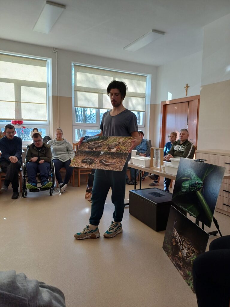 mężczyzna opowiada o wężach