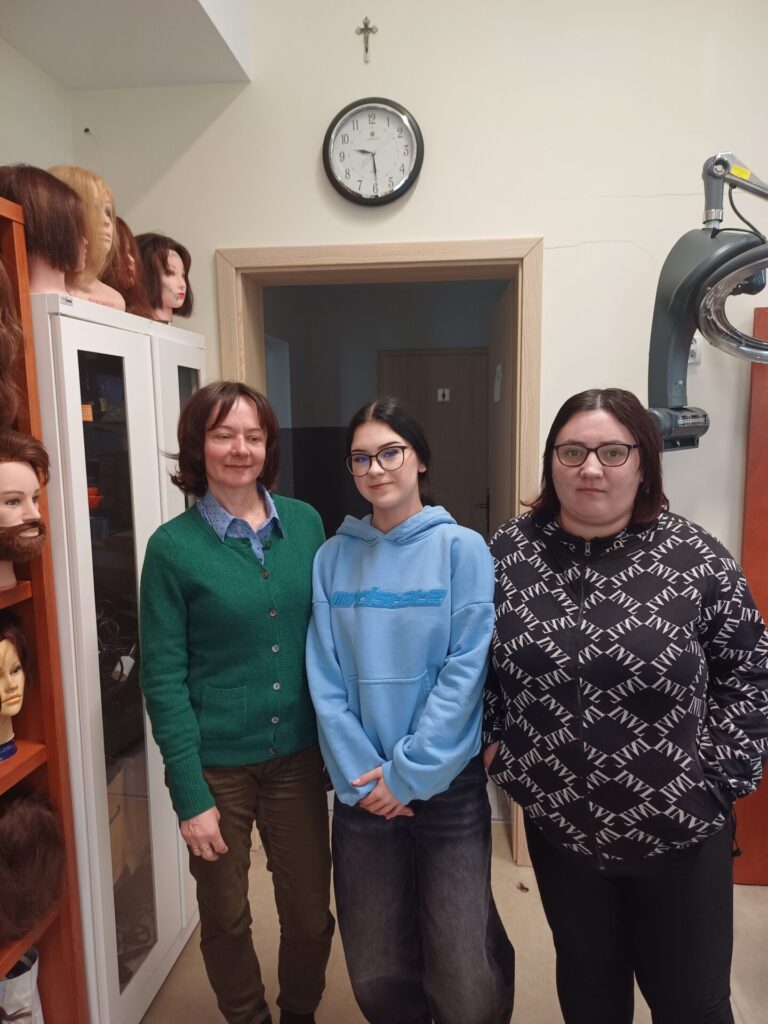 Podopieczne ŚDS prezentują nowe fryzury