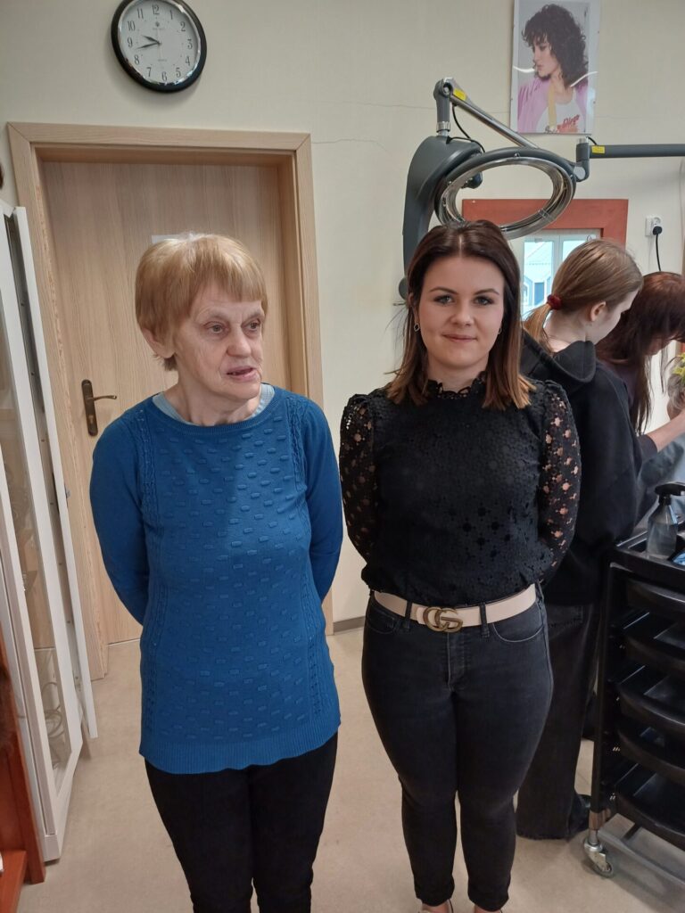 Podopieczne ŚDS prezentują nowe fryzury