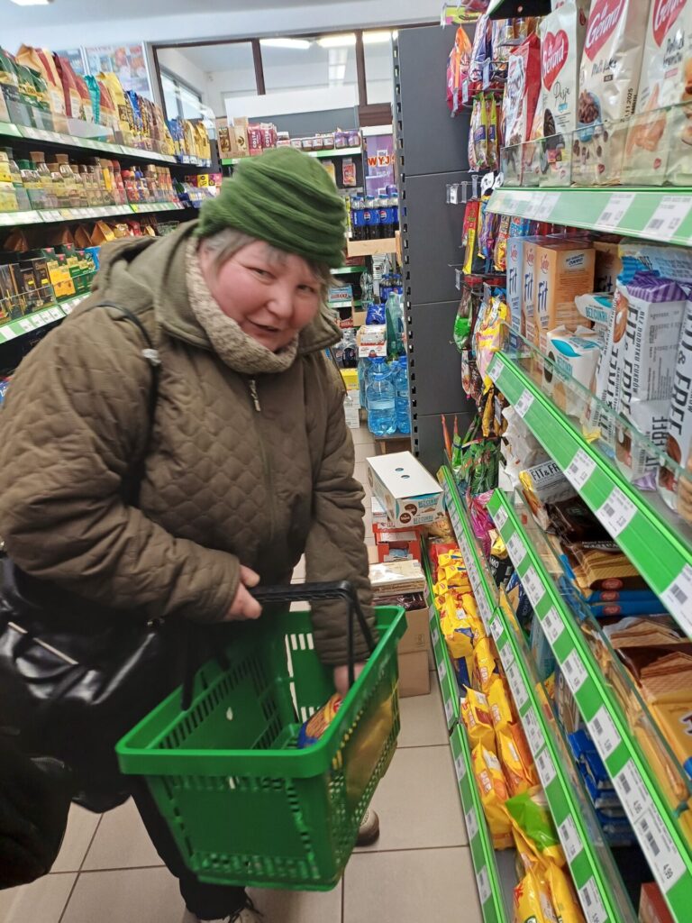 Podopieczna ŚDS dokonuje zakupów w supermarkecie