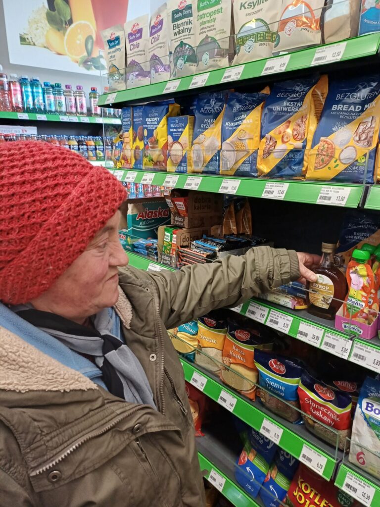 Podopieczna ŚDS dokonuje zakupów w supermarkecie