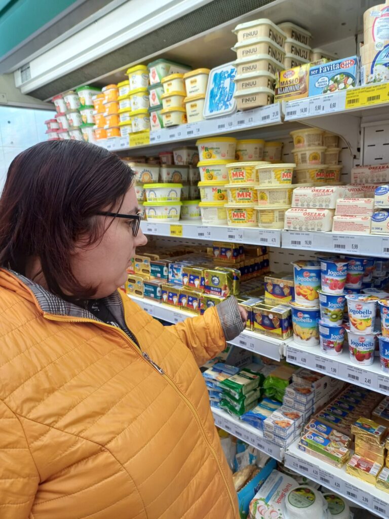 Podopieczna ŚDS dokonuje zakupów w supermarkecie