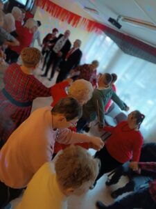 podopieczni tańczą razem z występującymi uczestnikami Chóru "Złota Jesień"