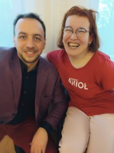 Kobieta i mężczyzna uśmiechają się