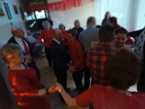 podopieczni tańczą razem z występującymi uczestnikami Chóru "Złota Jesień"