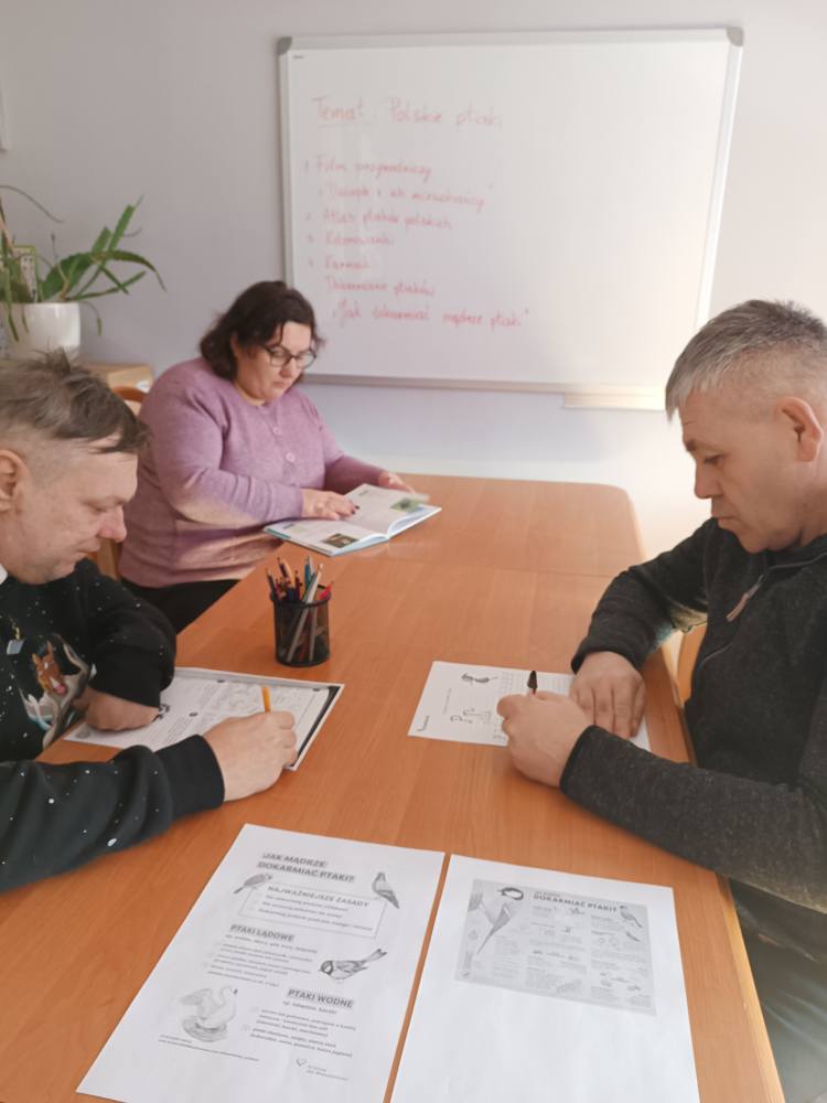 Podopieczni ŚDS rozwiązują zadania edukacyjne dotyczące tematyki ptaków