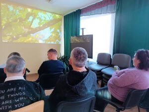 Podopieczni ŚDS oglądają film edukacyjny o ptakach