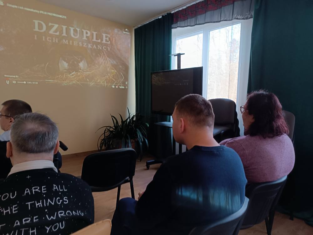 Podopieczni ŚDS oglądają film edukacyjny o ptakach