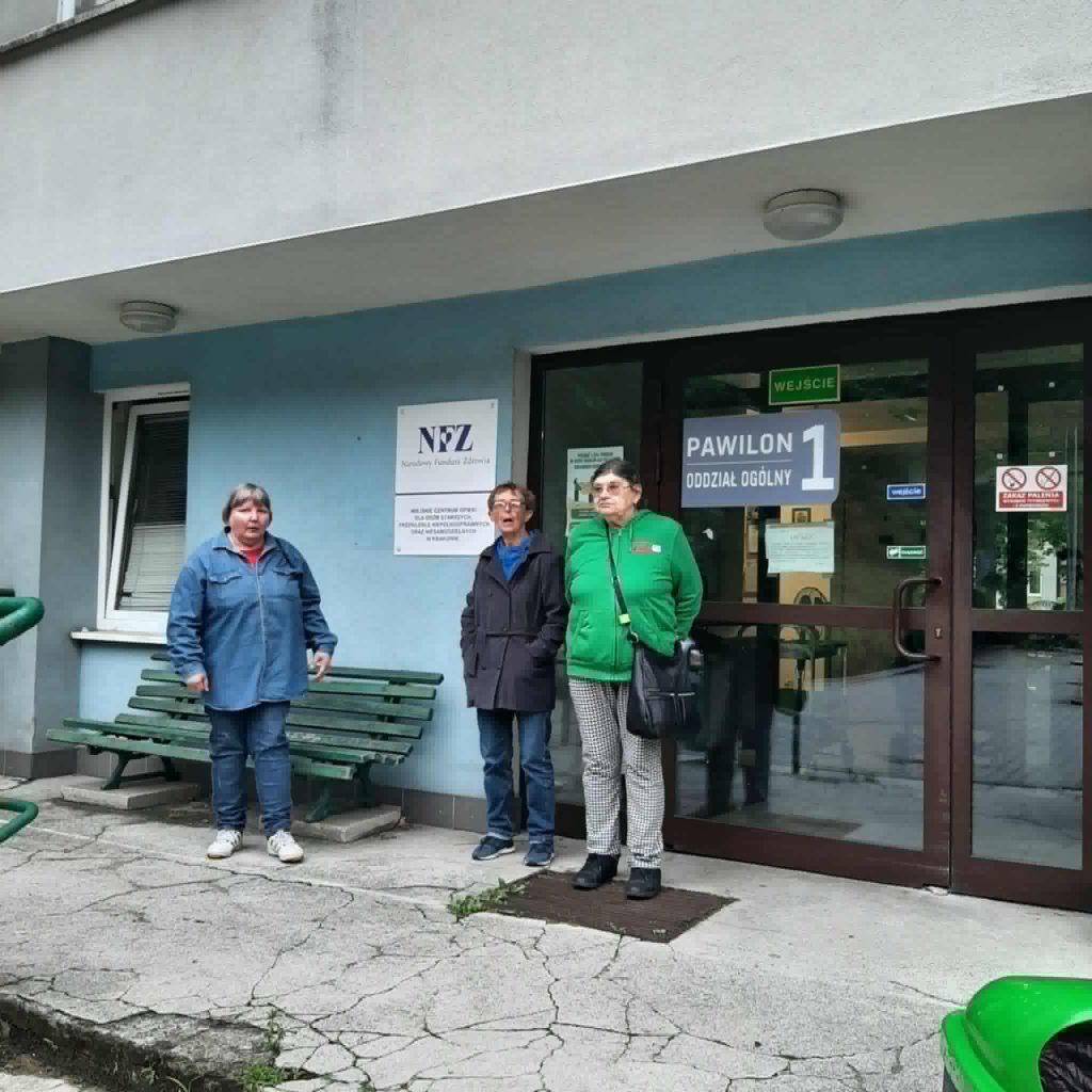 podopieczne przed budynkiem ZOL w Krakowie