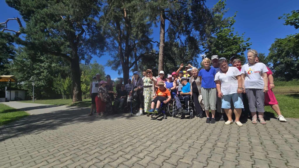 zdjęcie grupowe uczestników pikniku integracyjnego