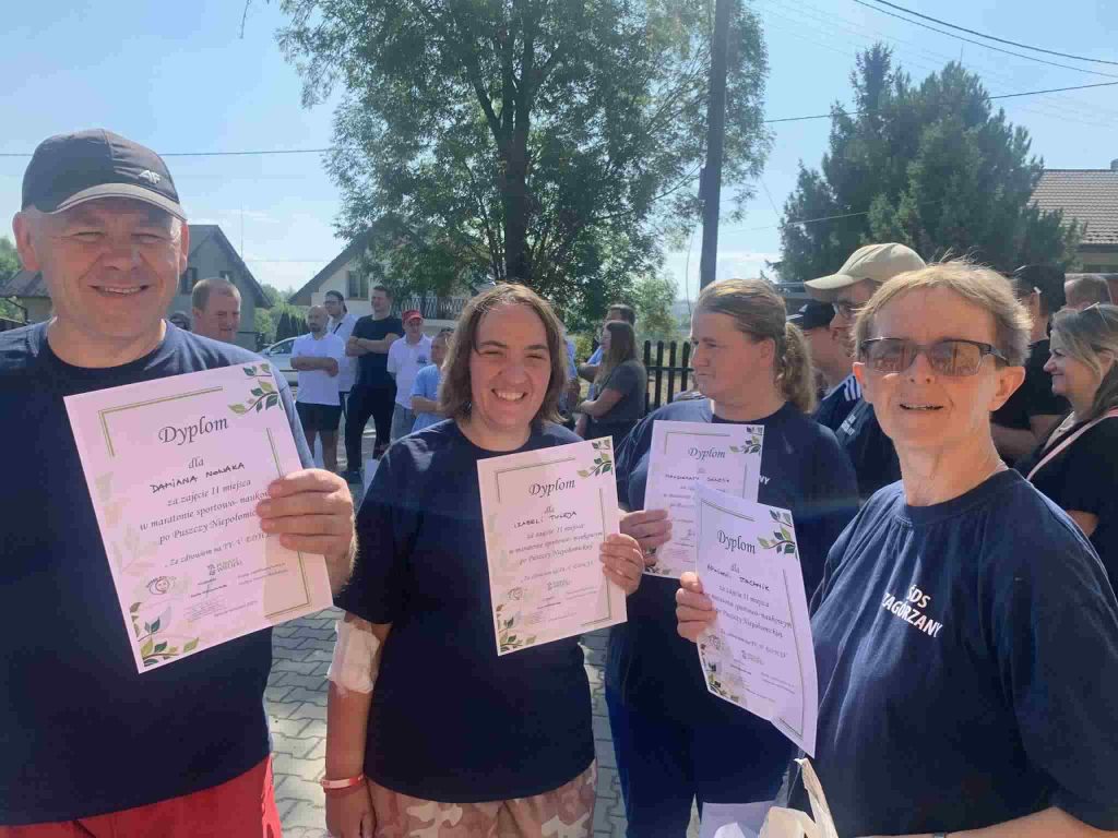 Grupa podopiecznych pozuje do zdjęcia z dyplomami za zajęcie II miejsca w zawodach
