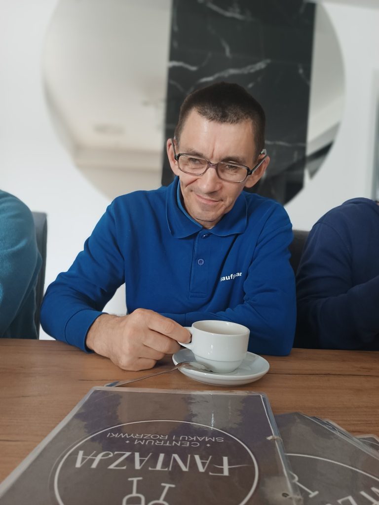 Podopieczny pije kawę w restauracji