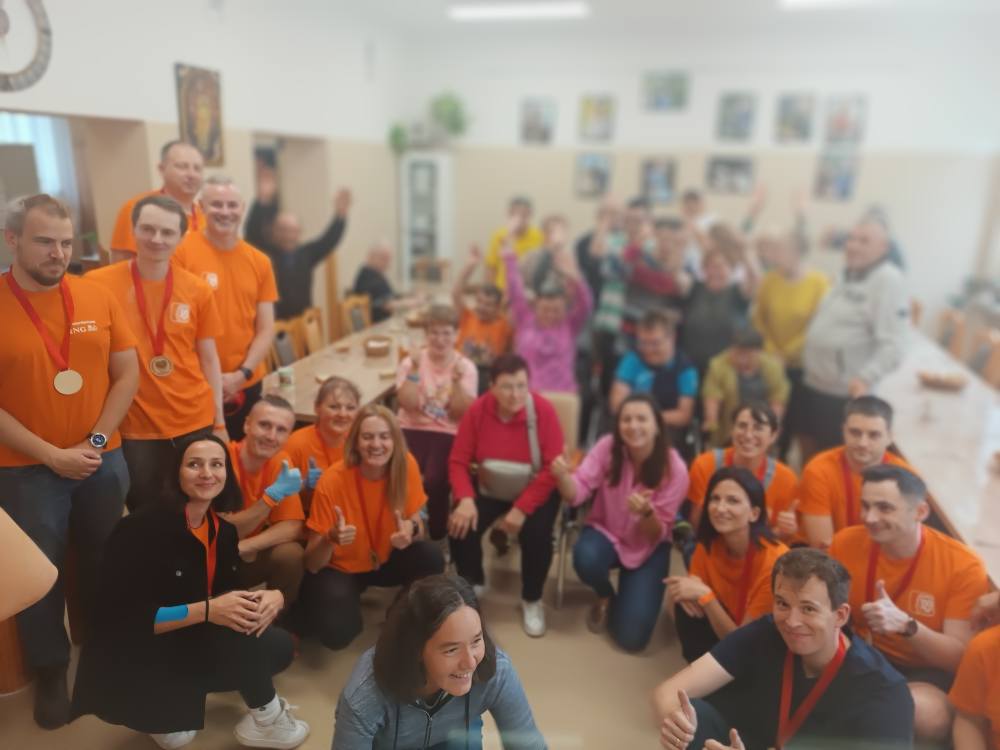 zdjęcie grupowe wolontariuszy ING i podopiecznych ŚDS