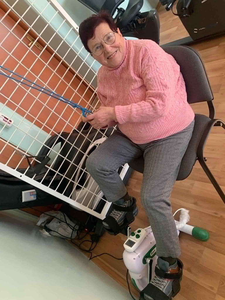Pani Kazia ćwiczy w sali rehabilitacyjnej