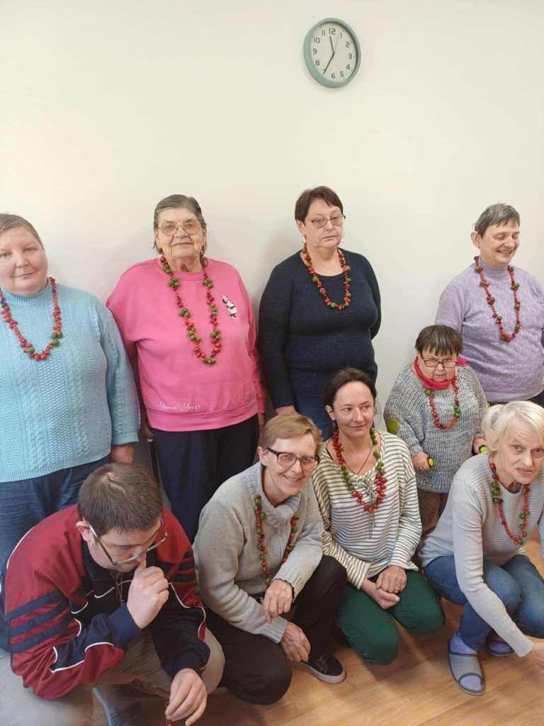 Uczestnicy demonstrują biżuterię wykonaną podczas warsztatów