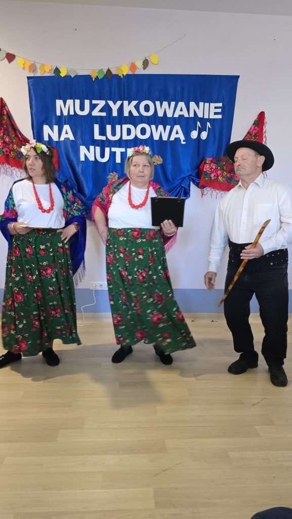 Grupa podopiecznych śpiewa piosenki ludowe