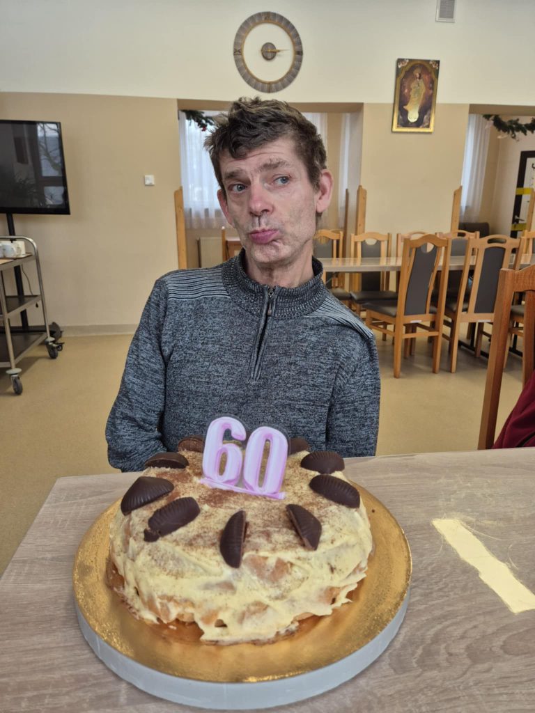 solenizant pozuje z tortem urodzinowym