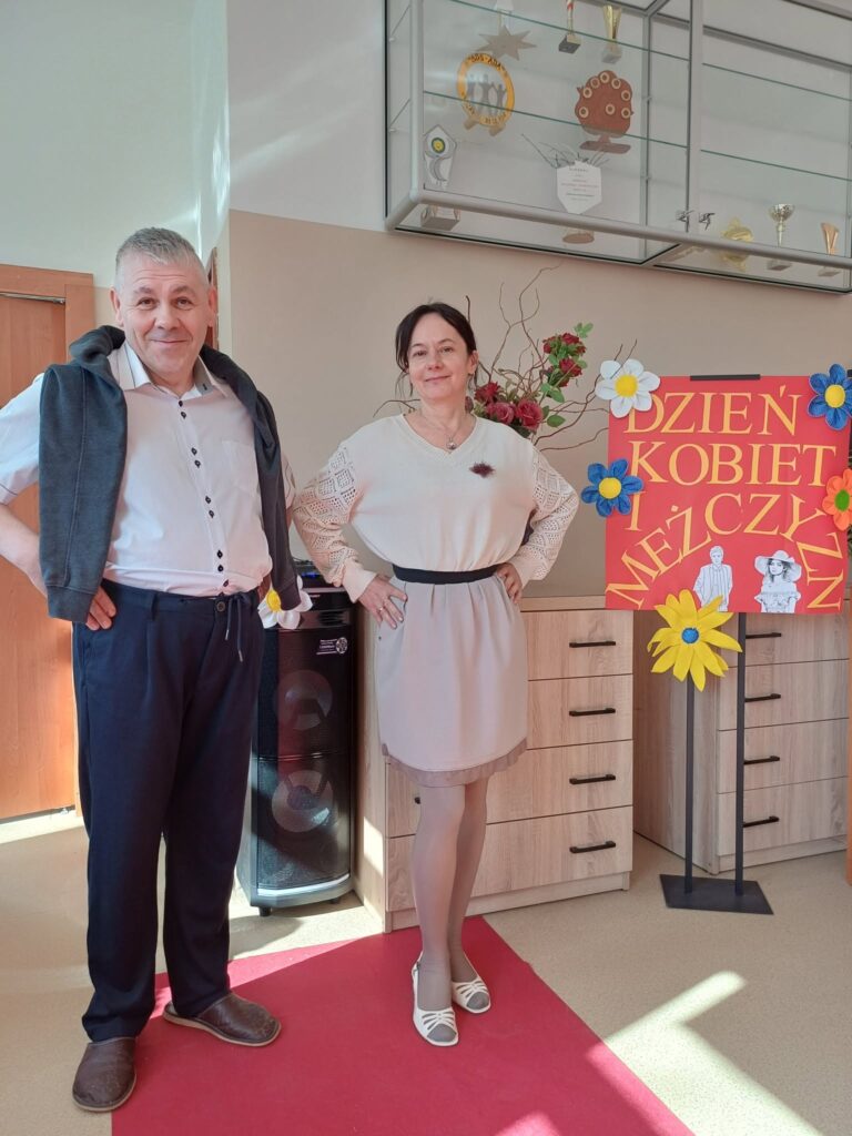 podopieczni biorący udział w pokazie mody
