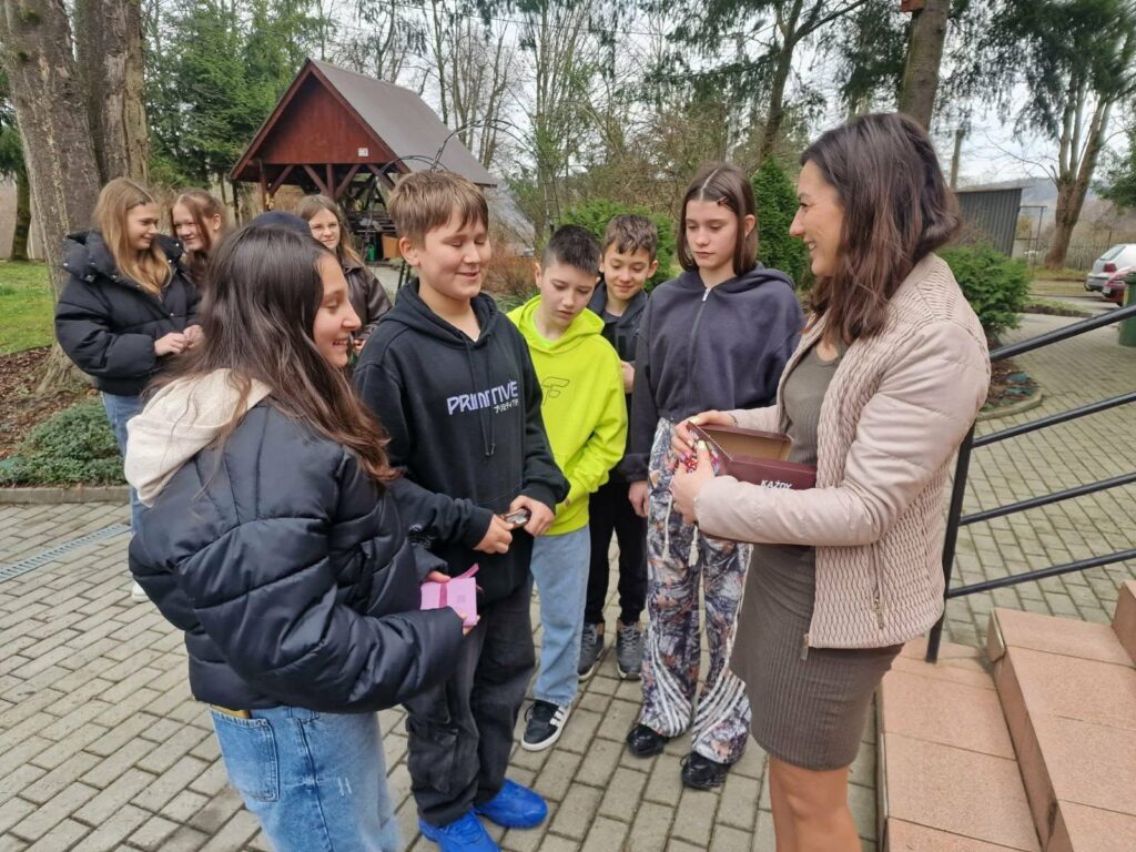 Pani Dyrektor wita grupę uczniów ze Szkoły Podstawowej w Szarowie