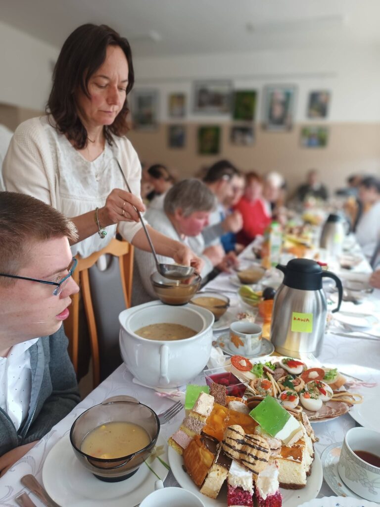 Podopieczni podczas spożywania śniadania wielkanocnego
