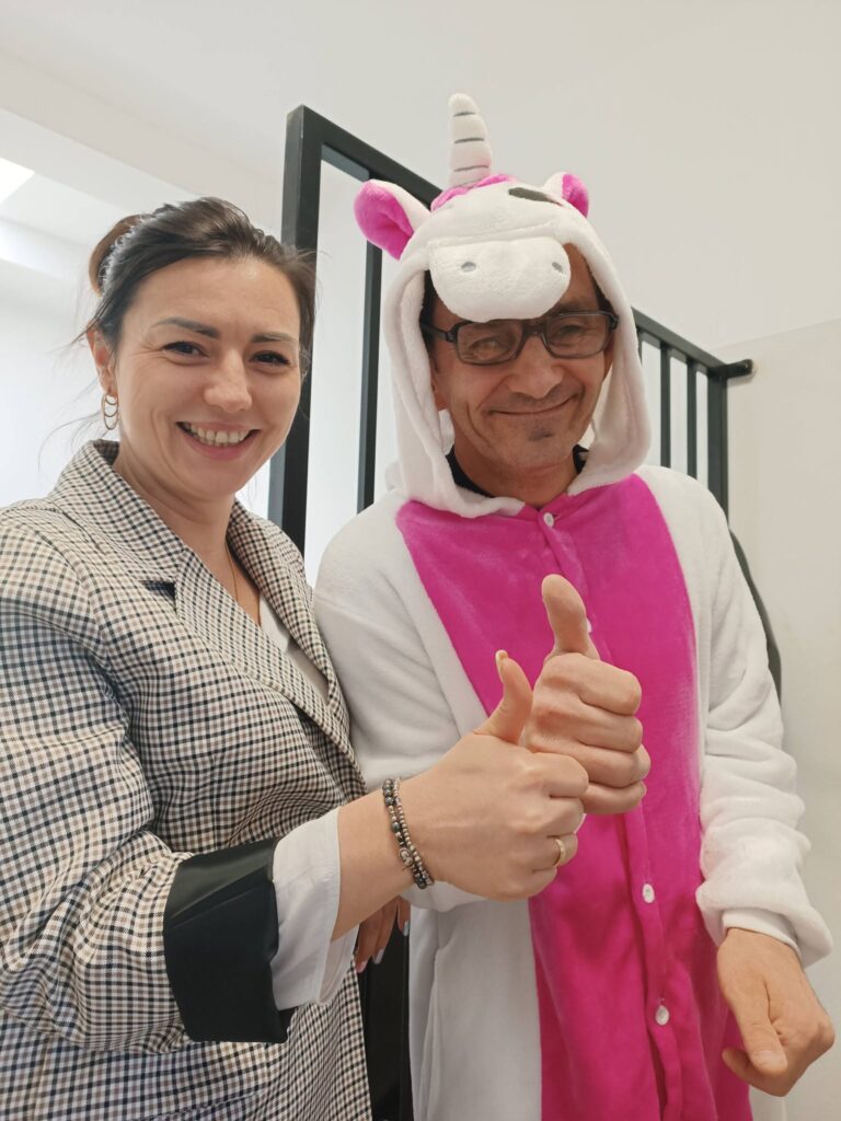 Pani dyrektor pozuje do zdjęcia z podopiecznym w stroju jednorożca