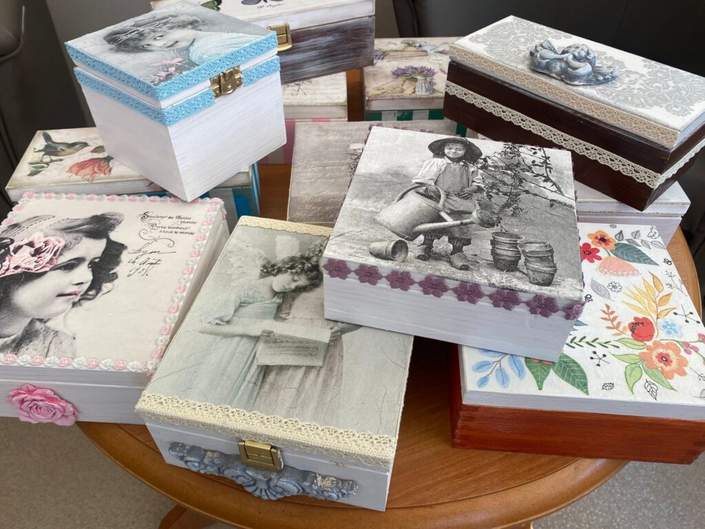 drewniane pudełka ozdobione techniką decoupage