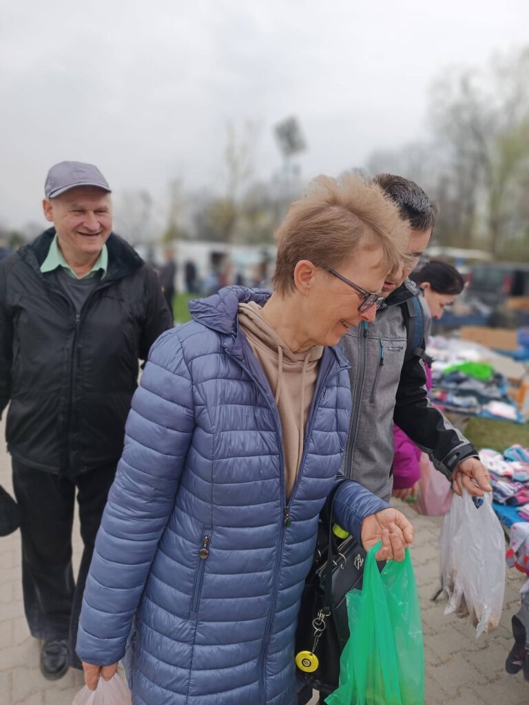 Podopieczni podczas zakupów na jarmarku
