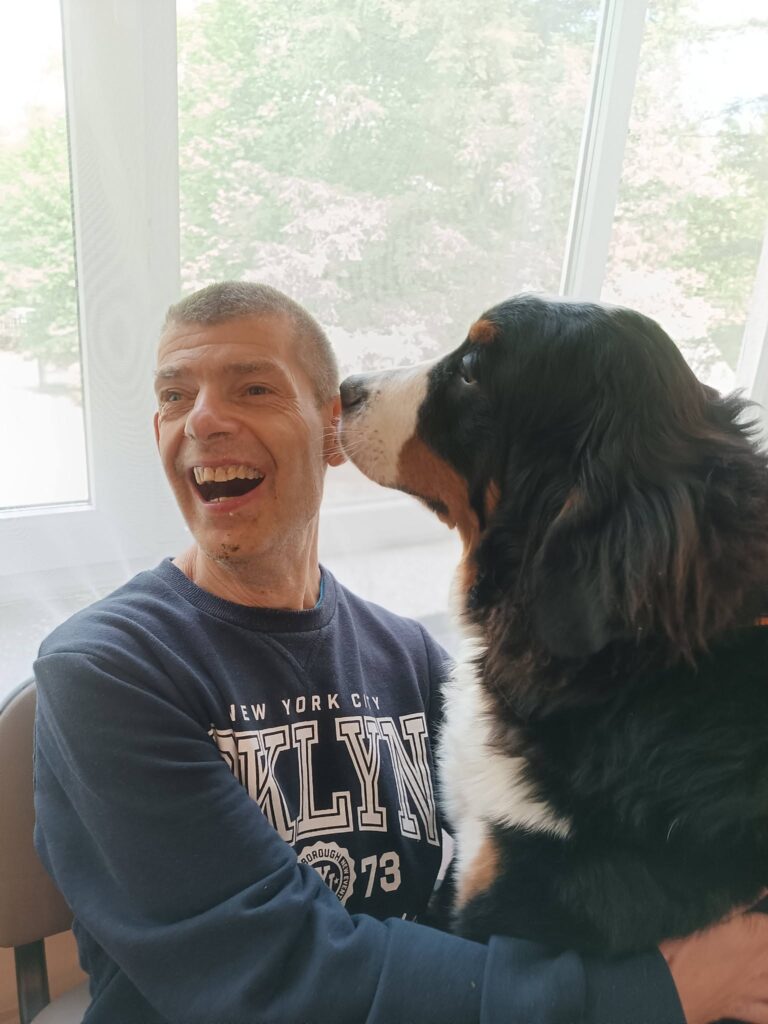 Podopieczny z psem podczas zajęć dogoterapii