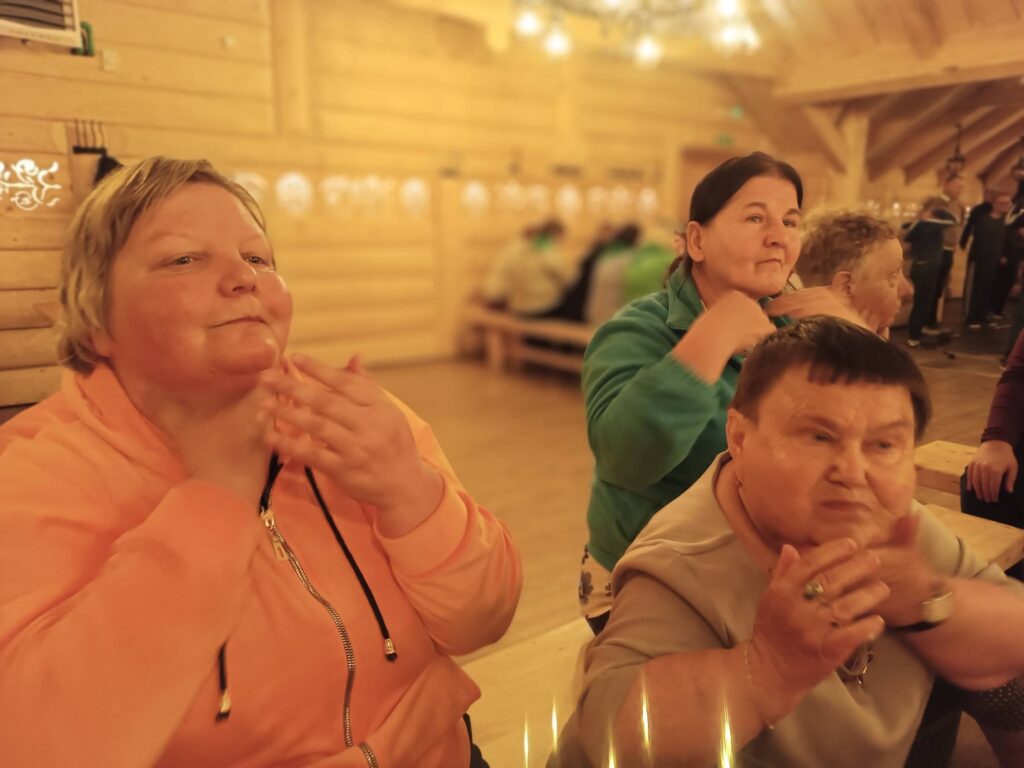 Grupa uczestników podczas treningu higienicznego dotyczącego pielęgnacji twarzy
