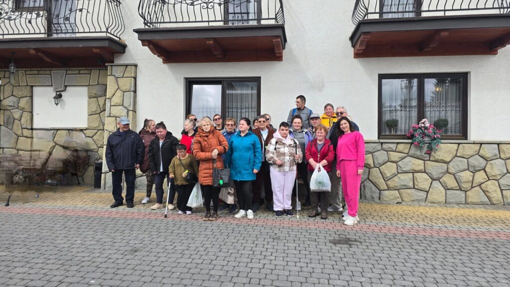 zdjęcie grupowe uczestników wyjazdu usamodzielniającego do Poronina