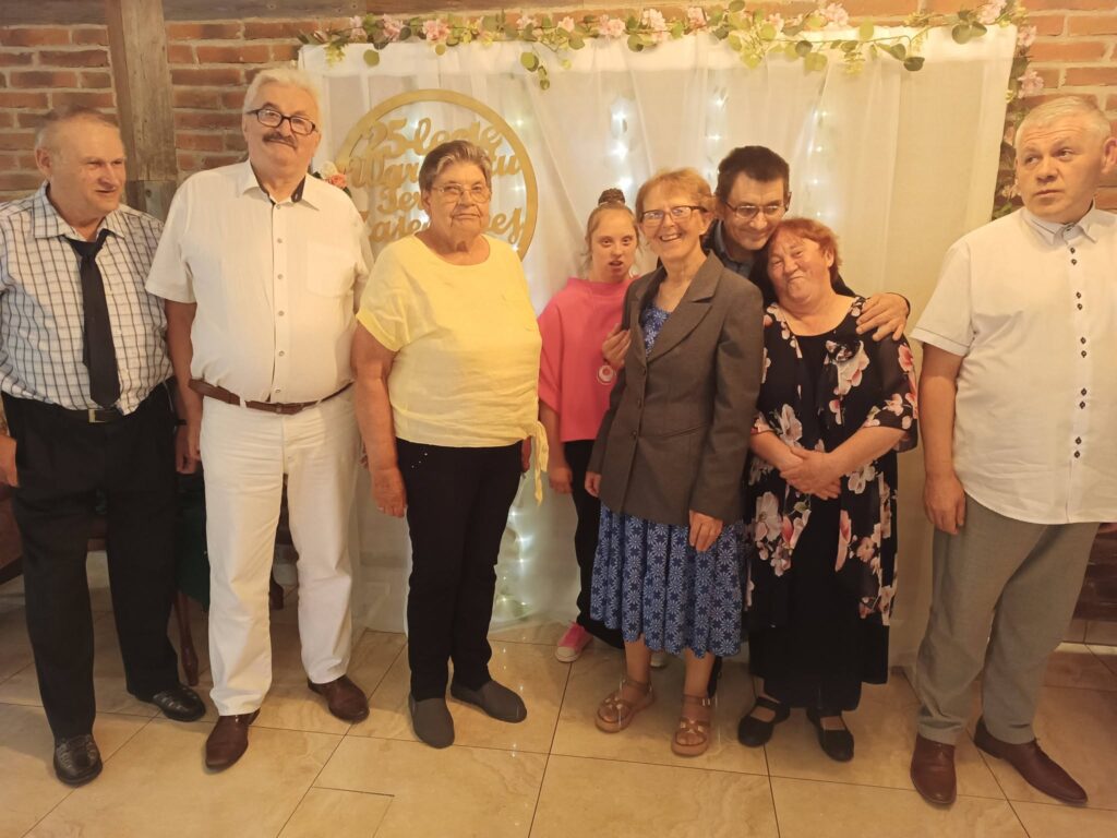 zdjęcie grupowe uczestników balu w Babim Lecie