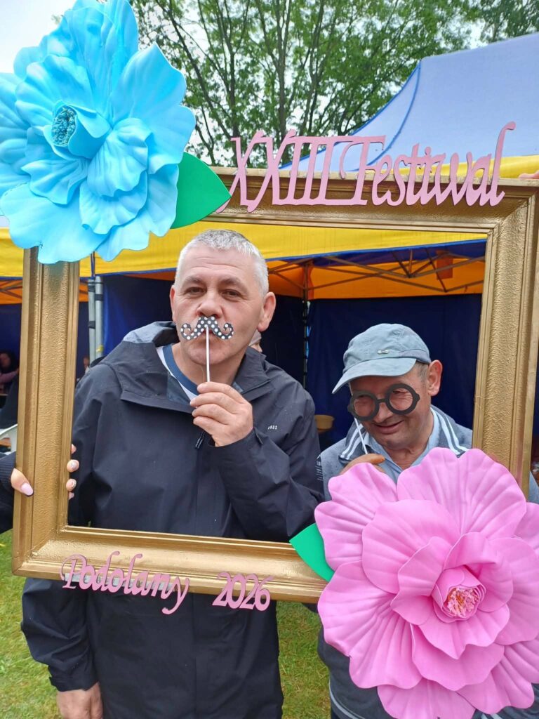 Podopieczni pozują do zabawnego zdjęcia z rekwizytami z fotobudki