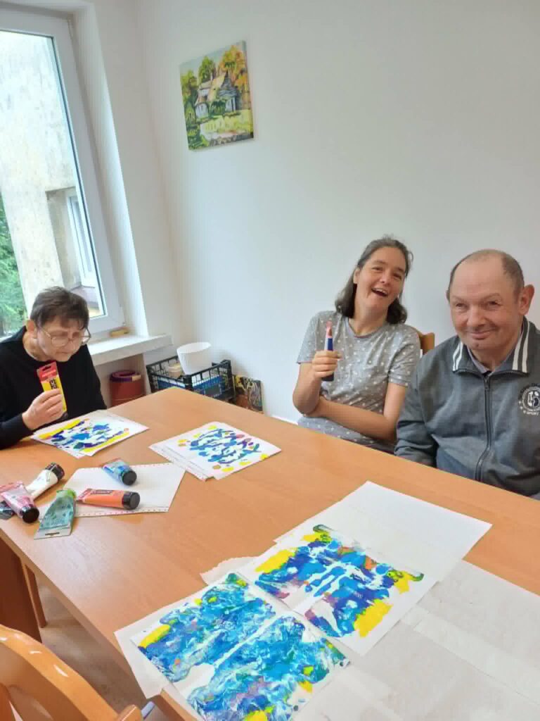 Podopieczni wykonują prace plastyczne dotyczące oceanów