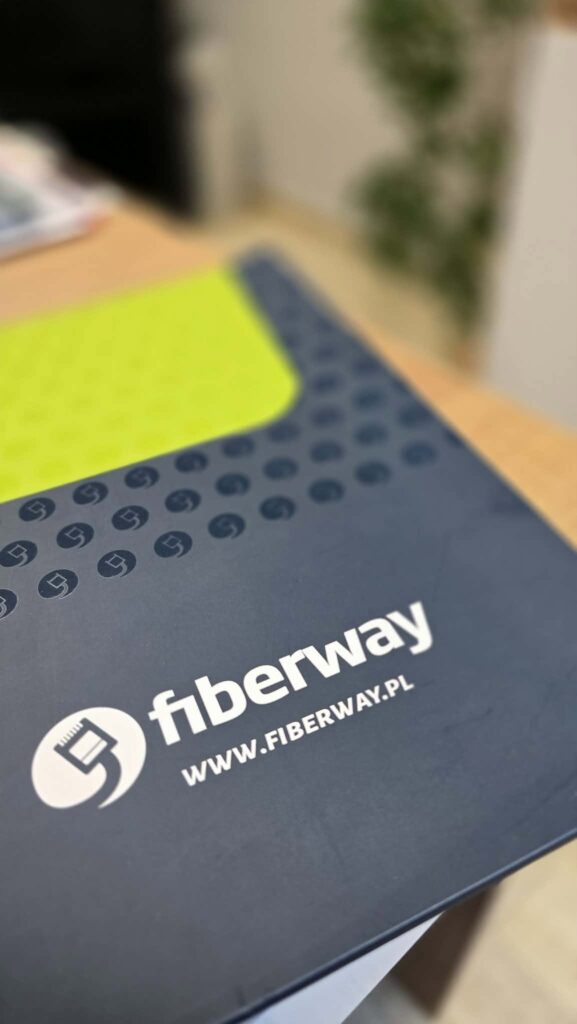 zdjęcie teczki firmowej z logo fiberway
