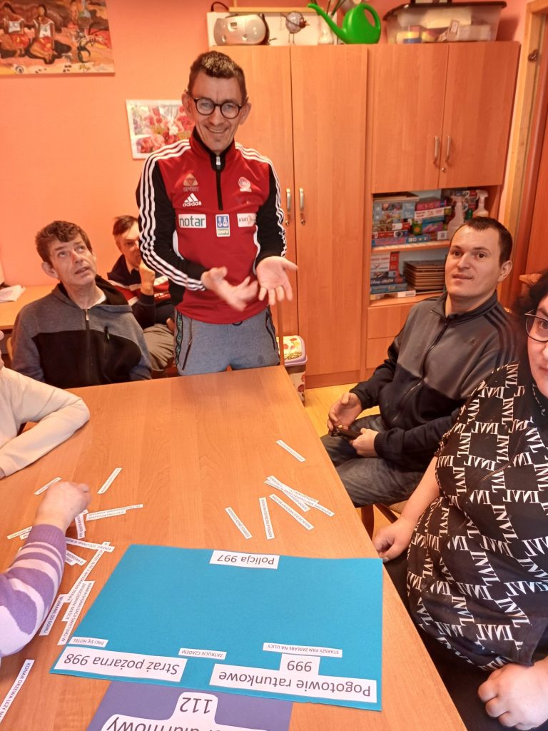 podopieczni rozwiązują zadania edukacyjne