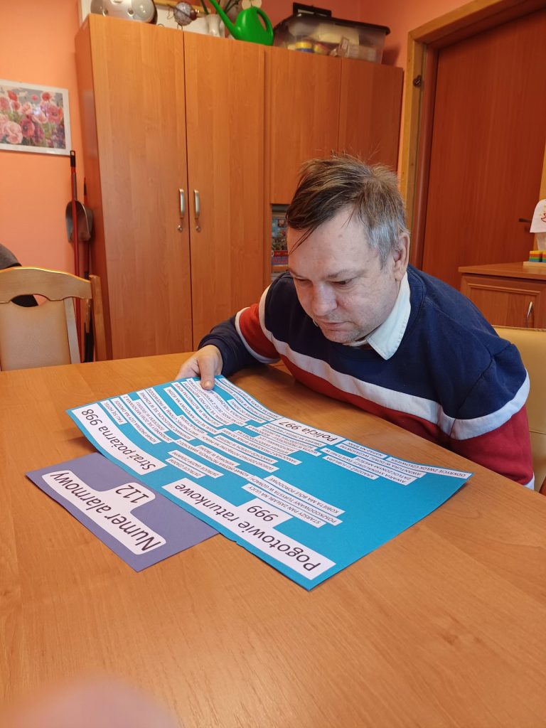 podopieczny ogląda plakat