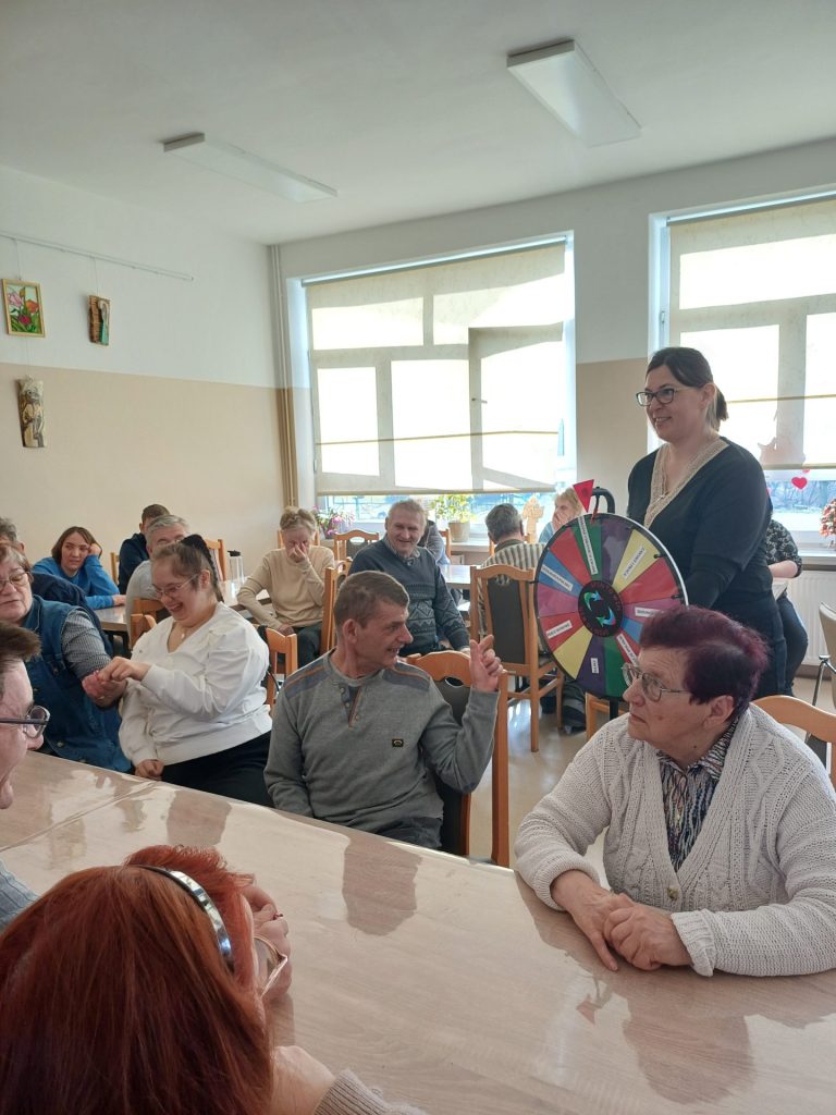 grupa osób gra w koło fortuny
