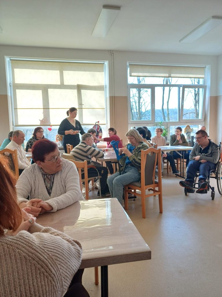 grupa osób gra w koło fortuny