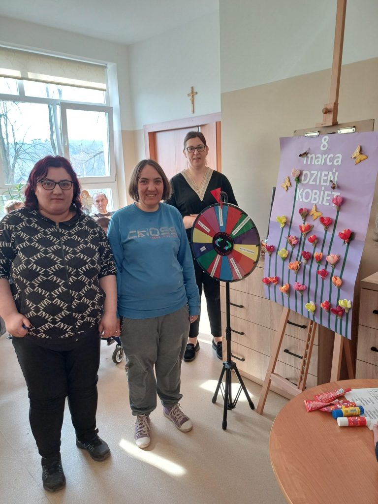 grupa osób gra w koło fortuny