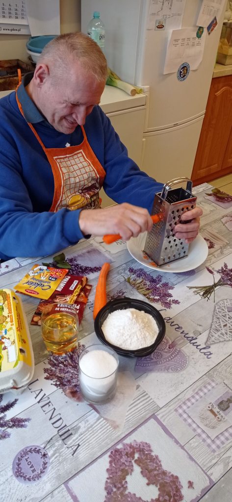 podopieczny ściera marchew na tarce