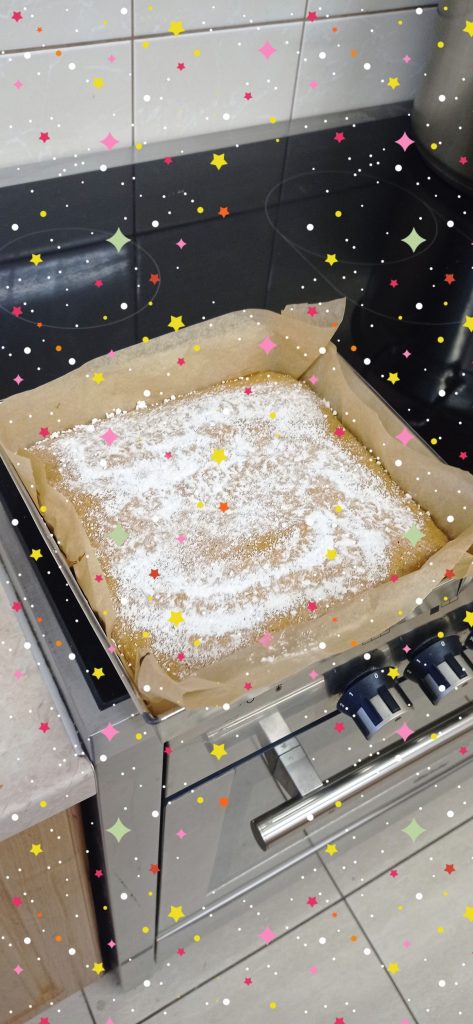 foremka świeżo upieczonego ciasta marchewkowego