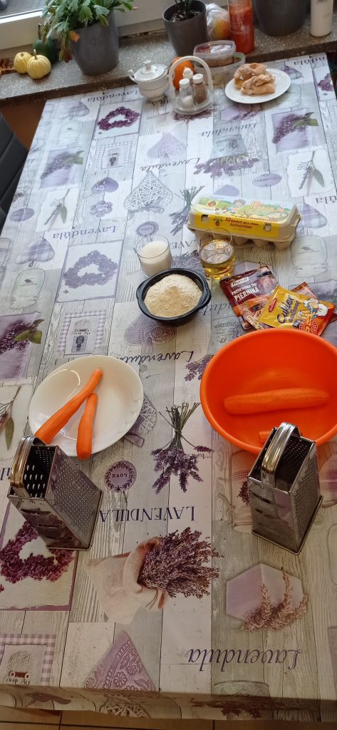 składniki na ciasto przygotowane na stole kuchennym