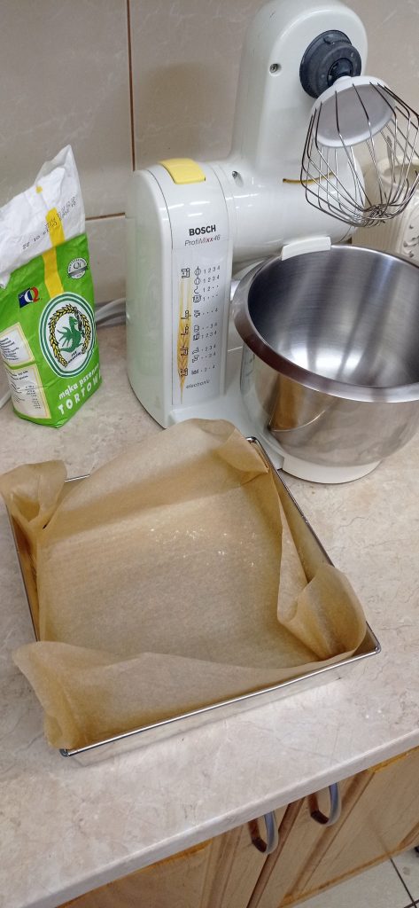 przyrządy niezbędne do przygotowania ciasta