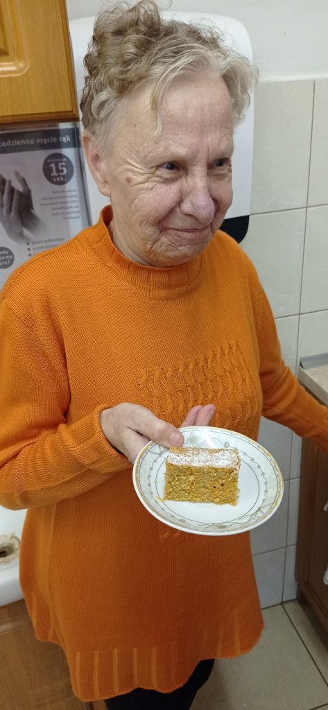 podopieczna trzyma ciasto marchewkowe na talerzyku